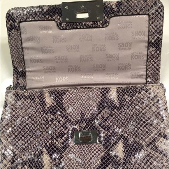 MichaelāKorsĀ Snakeskinā
Purse - Picture 2 of 8